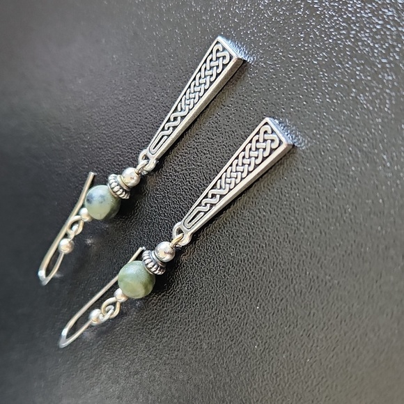 Prehnite celtic eternity spiral drop earrings - Picture 2 of 2